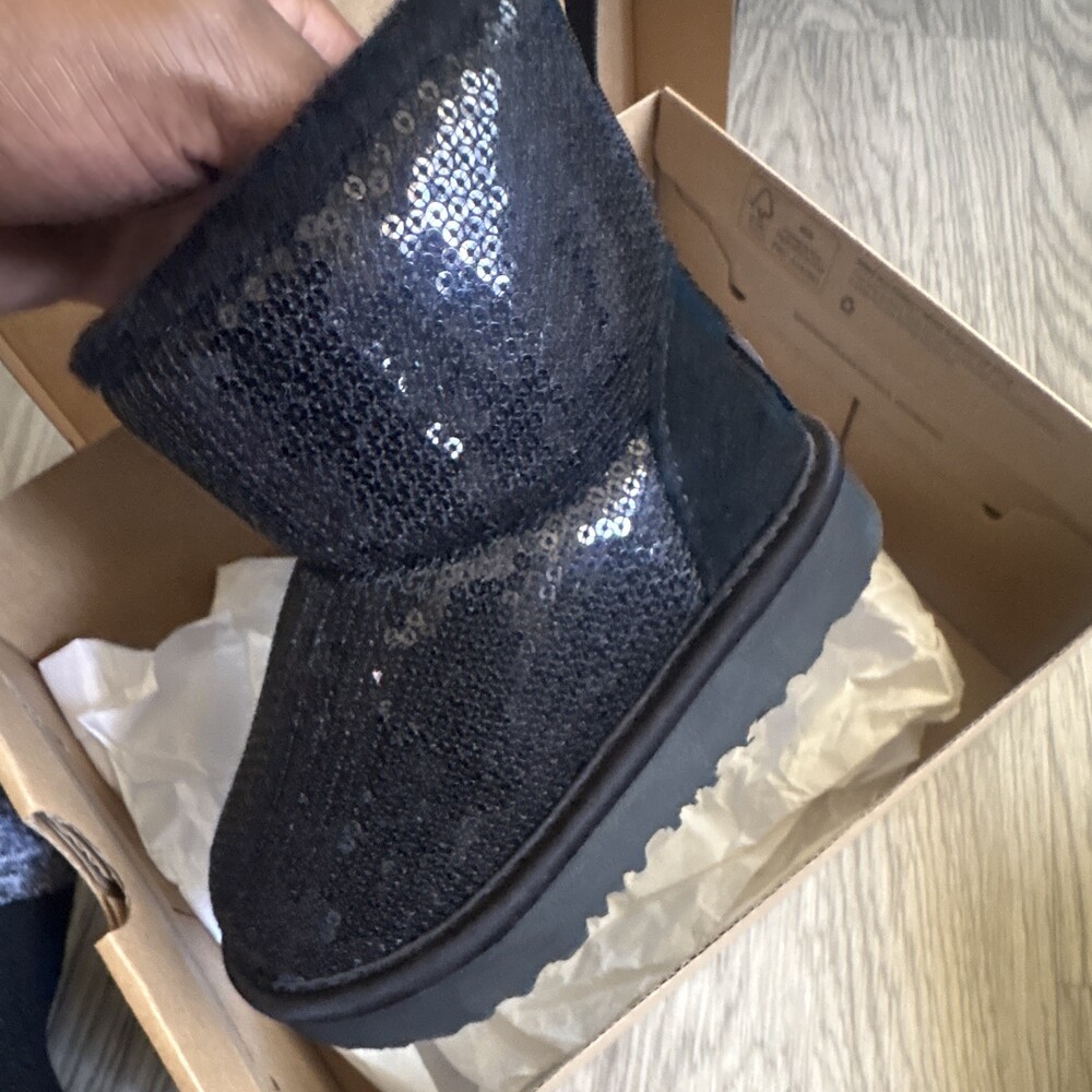 UGG Girls Black Sequin Logo Solid Ankle Bootie Pull-On Round Toe US 7